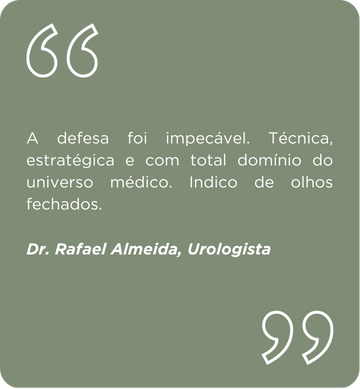 Card visual com feedback de cliente médico sobre os serviços jurídicos.