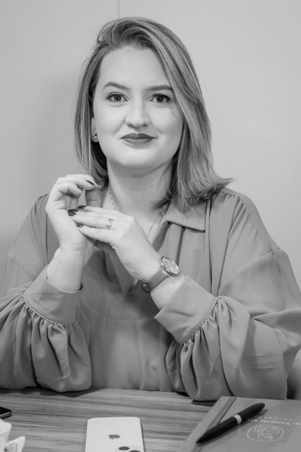 Advogada em pose formal, representando segurança e apoio para defesa jurídica para profissionais da área médica.