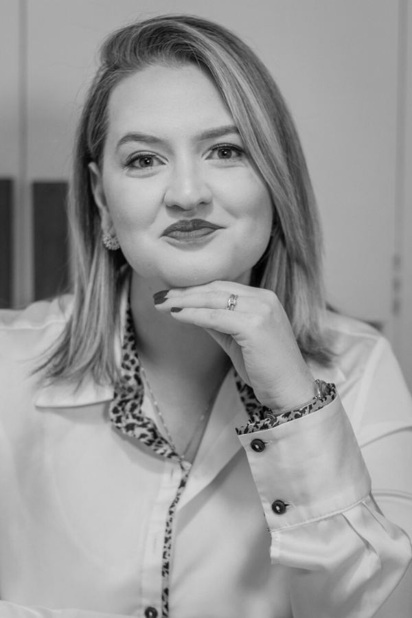 Foto profissional da advogada especializada em advocacia médica, com defesa jurídica para médicas e médicos.